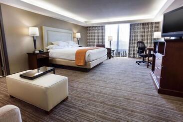 هتل Drury Inn & Suites Kansas City Airport