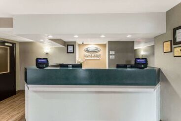 هتل Econo Lodge Madison East
