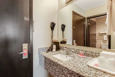 هتل Econo Lodge Madison East