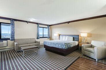 هتل Econo Lodge Madison East