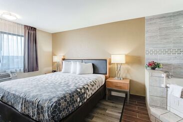 هتل Econo Lodge Madison East