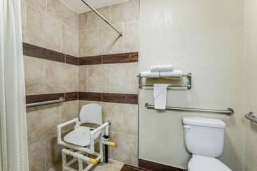 هتل Econo Lodge Madison East