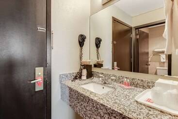 هتل Econo Lodge Madison East
