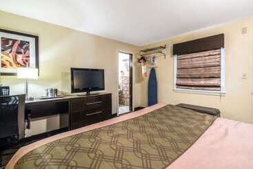 هتل Econo Lodge Rutland City Near Hwy 7