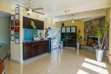 هتل Inn At East Beach