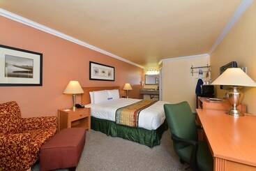 هتل Inn By The Sfo