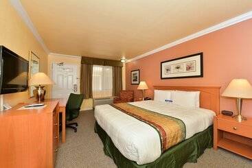 هتل Inn By The Sfo