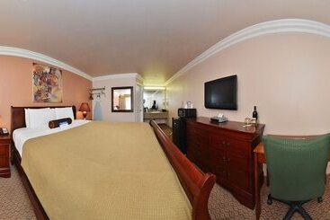 هتل Inn By The Sfo