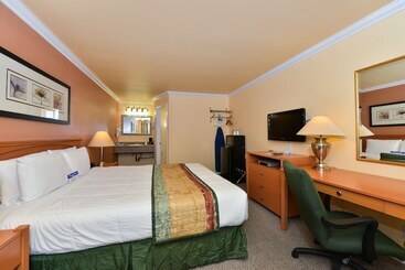 هتل Inn By The Sfo