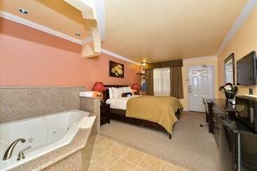 هتل Inn By The Sfo
