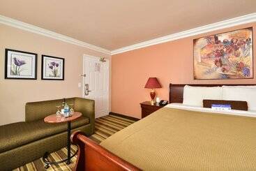هتل Inn By The Sfo