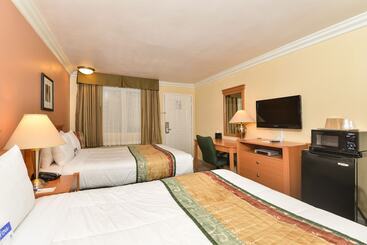هتل Inn By The Sfo