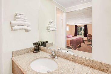 هتل Rodeway Inn & Suites