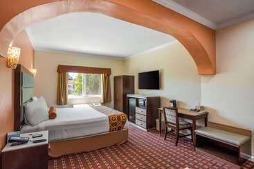 هتل Rodeway Inn & Suites Pasadena