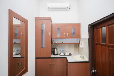 پانسیون Reddoorz Syariah Near Bundaran Joeang