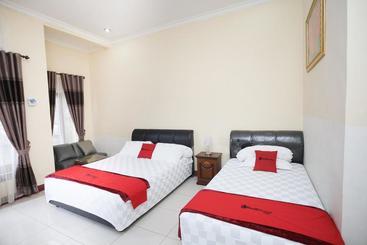 پانسیون Reddoorz Syariah Near Bundaran Joeang
