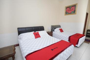 پانسیون Reddoorz Syariah Near Bundaran Joeang