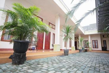 پانسیون Reddoorz Syariah Near Bundaran Joeang