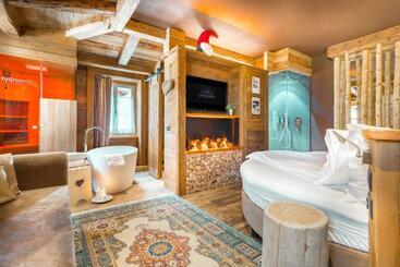 مبيت وإفطار John Luxury Suites
