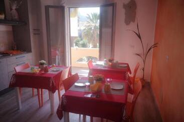 تختخواب و صبحانه R&b Mediterraneo