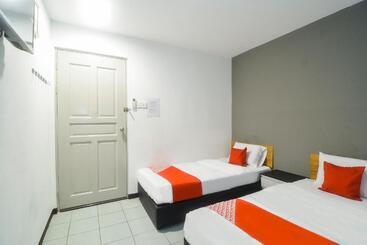 هتل Oyo 89465 Golden Lounge