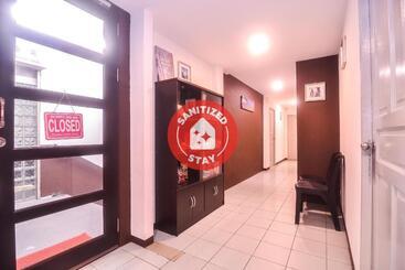 هتل Oyo 89465 Golden Lounge