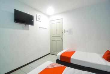 هتل Oyo 89465 Golden Lounge