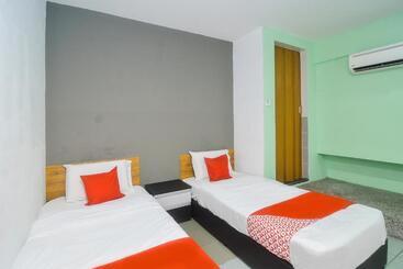 هتل Oyo 89465 Golden Lounge