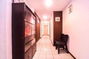هتل Oyo 89465 Golden Lounge