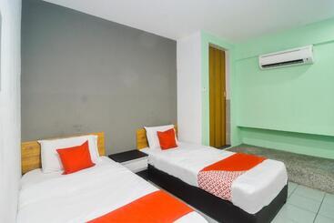 هتل Oyo 89465 Golden Lounge
