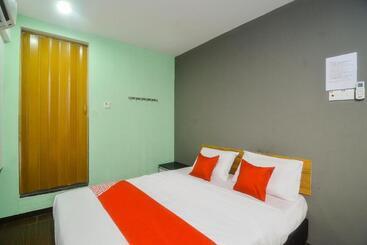 هتل Oyo 89465 Golden Lounge