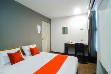 هتل Oyo 89465 Golden Lounge