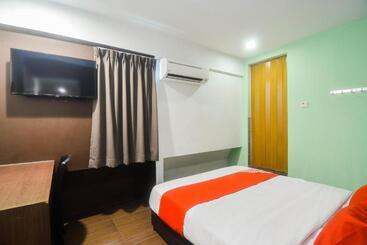 هتل Oyo 89465 Golden Lounge