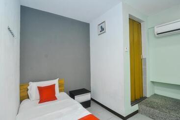 هتل Oyo 89465 Golden Lounge