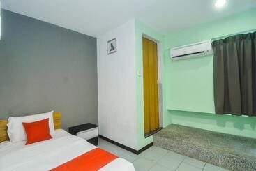 هتل Oyo 89465 Golden Lounge