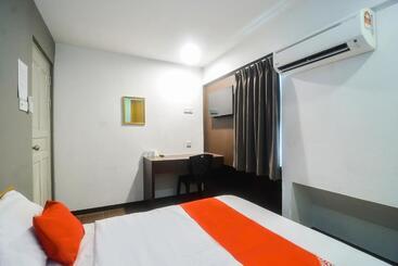 هتل Oyo 89465 Golden Lounge