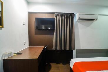 هتل Oyo 89465 Golden Lounge
