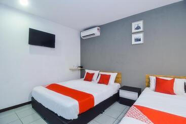 هتل Oyo 89465 Golden Lounge