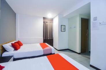 هتل Oyo 89465 Golden Lounge