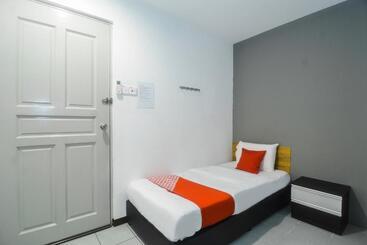 هتل Oyo 89465 Golden Lounge