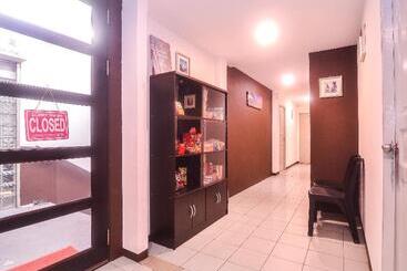 هتل Oyo 89465 Golden Lounge