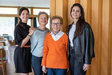 هتل Hôtel Historique Chez Elsy   Crans Sapins