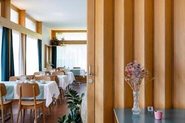 هتل Hôtel Historique Chez Elsy   Crans Sapins