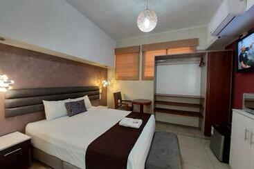 بنسيون Hostal Atenea