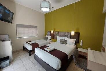 بنسيون Hostal Atenea