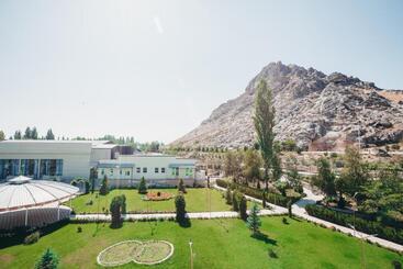هتل Jannat Resort Osh