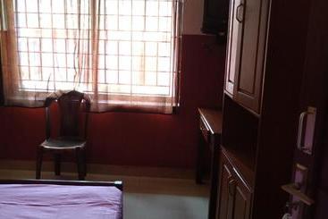 هتل Unnikrishna Lodge