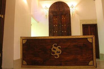 تختخواب و صبحانه Smiles Stone Town