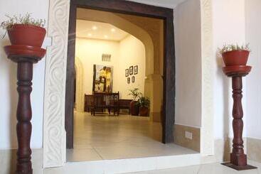 تختخواب و صبحانه Smiles Stone Town