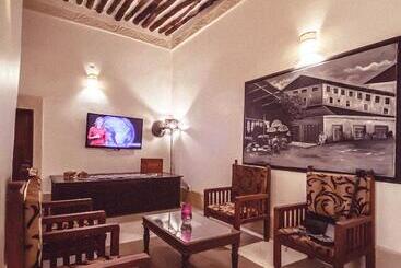 تختخواب و صبحانه Smiles Stone Town